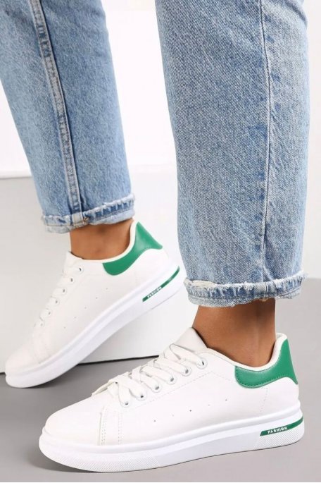 Niedrige weiße Sneakers mit grünem Detail