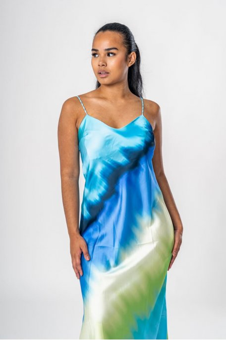 Langes Kleid aus Satin mit blauem Farbverlauf