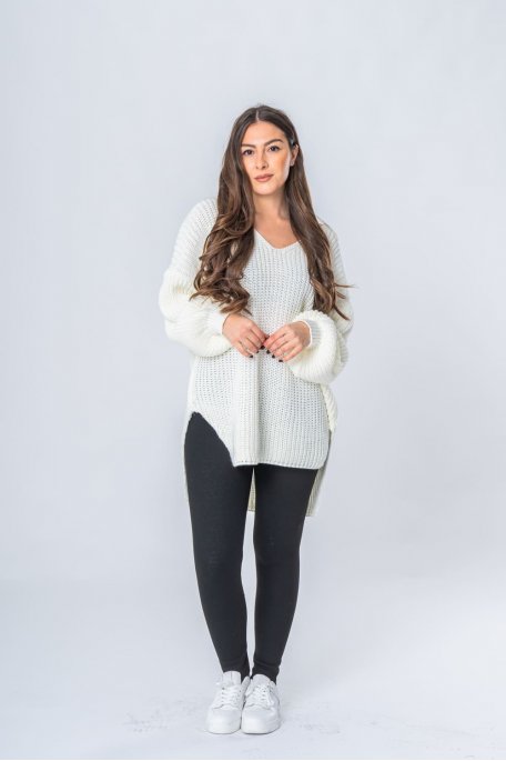 Langer Pullover mit V-Ausschnitt aus grobem Strick weiß