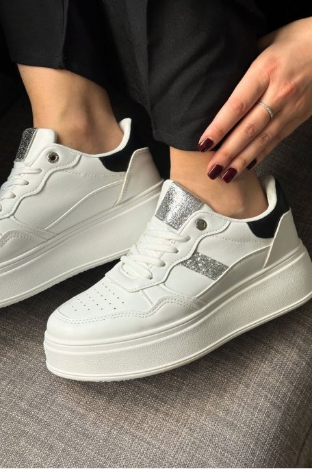 Sneakers mit dicker Sohle und silbernem Glitzereinsatz in Weiß