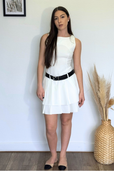 Kurzes Kleid mit flachen Falten und Gürtel weiß