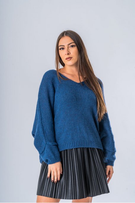 copy of V-neck sweater with batwing sleeves, tight knit, blue