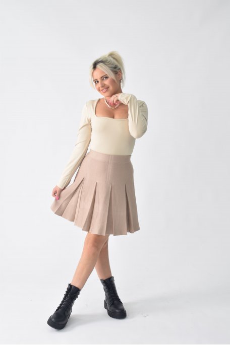 Short beige pleated skirt