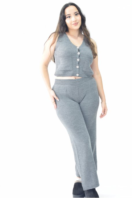 Ensemble gris à gilet boutonné et pantalon droit