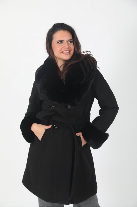 Manteau noir ceinturé avec un col et manchettes en fourrure